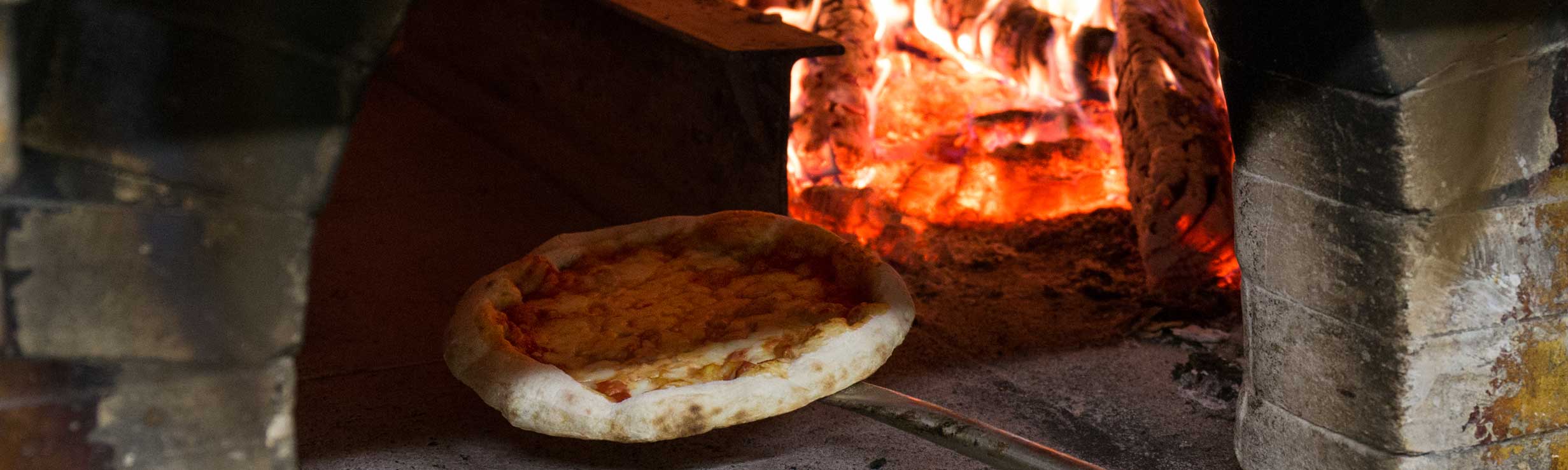 Pizzeria Capraro - Entrata nel forno a legna